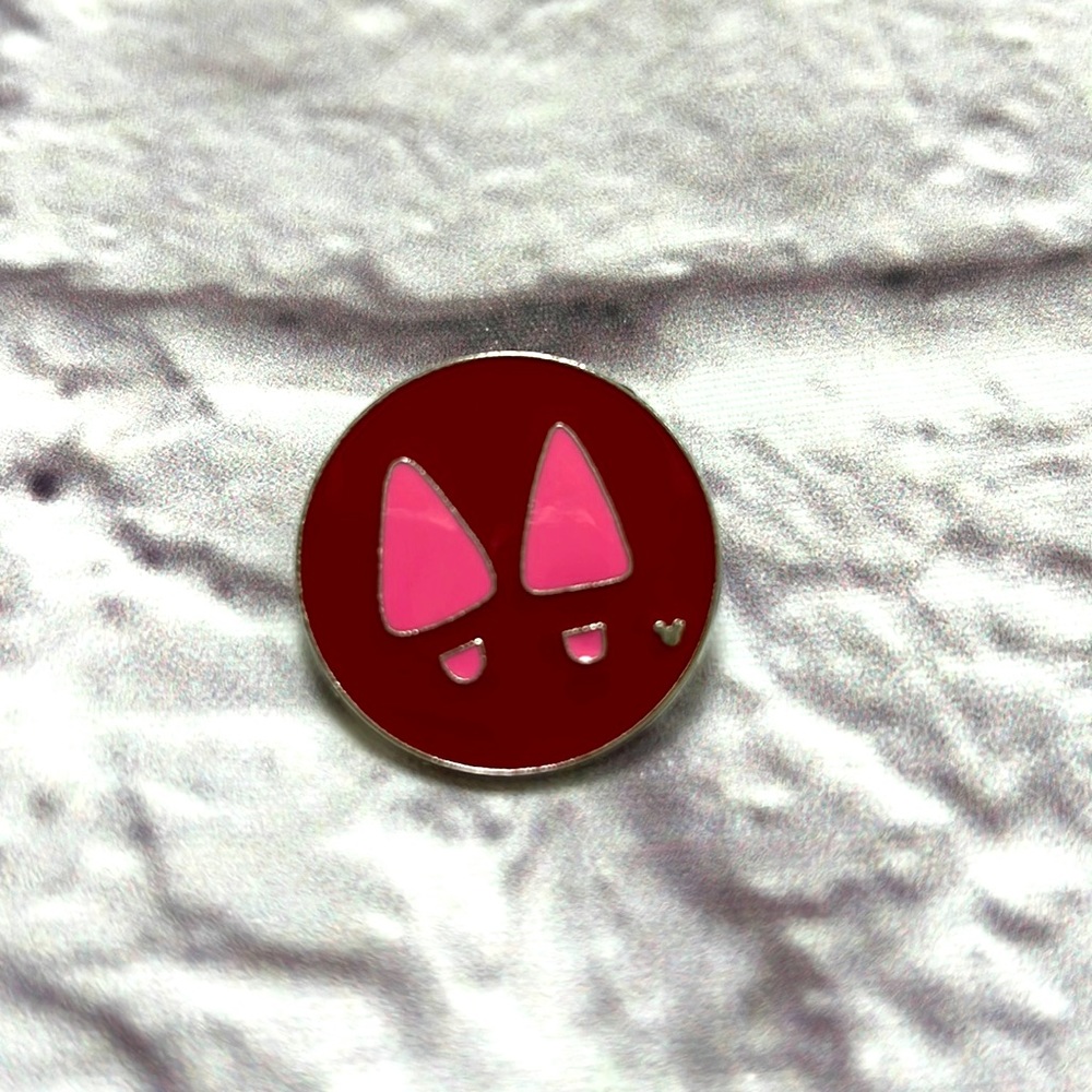 Disney trading pins hidden Mickey red pin